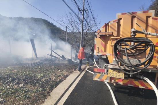 偶遇火情，养护清扫车秒变“消防车”！