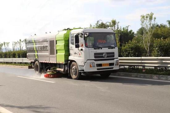 江西信丰公路分中心“机械化转型”补养护“短板”