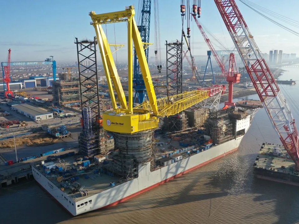 启东中远海运海工完成3000t主<em>吊机</em>吊装工程