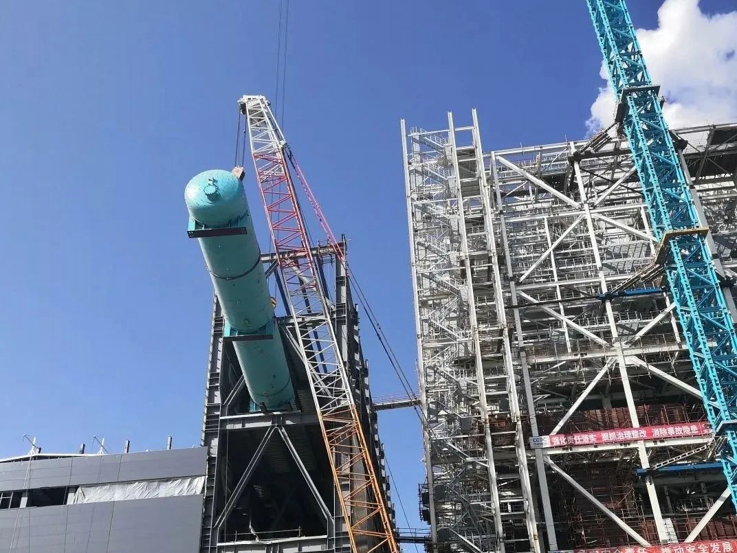 内蒙古能源发电投资集团有限公司金山热电厂4号机组除氧器吊装成功