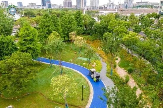 无人驾驶清扫车亮相滴水湖畔