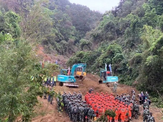 6台挖掘机作业 抓紧打通东航MU5735事故核心现场道路