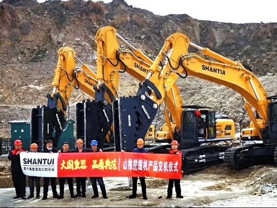 3台带破碎锤山推挖掘机SE550LC-9W交付