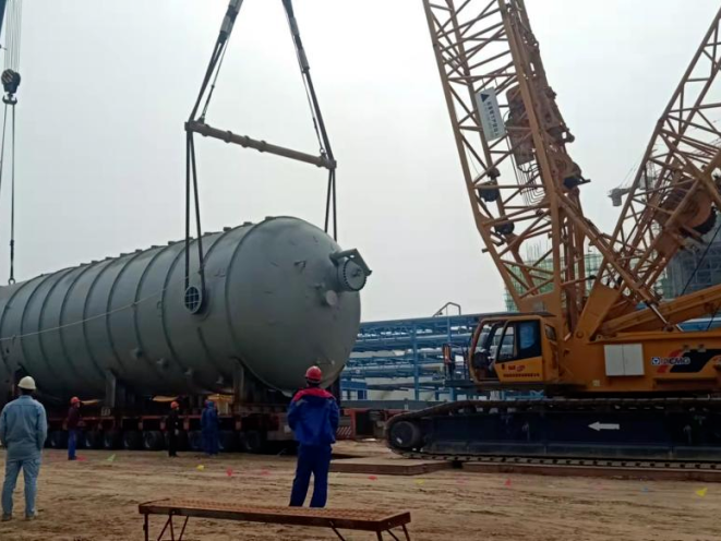 潍坊弘润石化MX装置双塔吊装一次成功