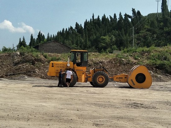 使用冲击压路机路基压实度不足、开裂是什么原因？怎么防治？