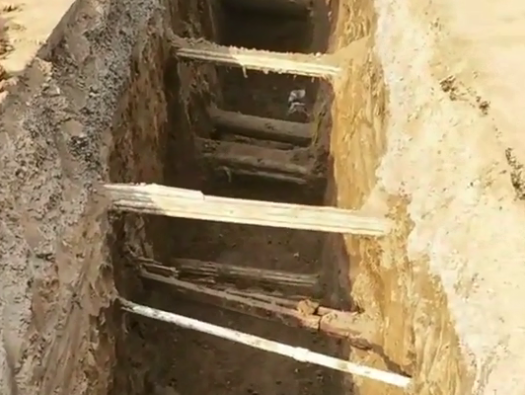 “挖断一根，倾家荡产”，挖机师傅是施工还是渡劫？