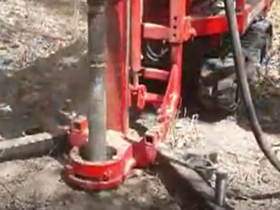 國外小型履帶式潛孔鉆機，方便靈活的小型山地鉆機