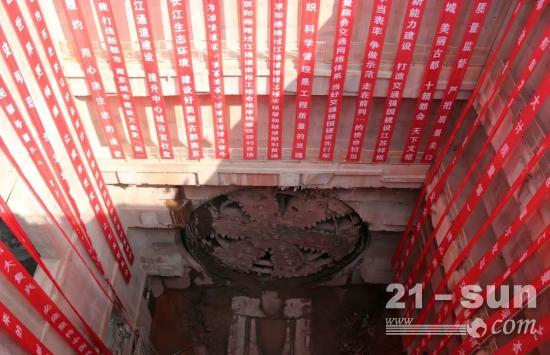 攻克“掘进长江”难题 南京和燕路过江通道右线隧道贯通