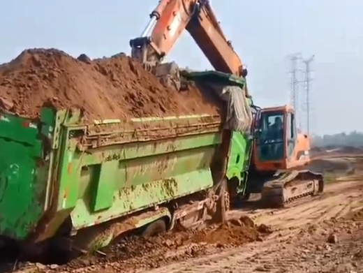 一个敢开，一个敢拉！挖机师傅肯定是老司机！