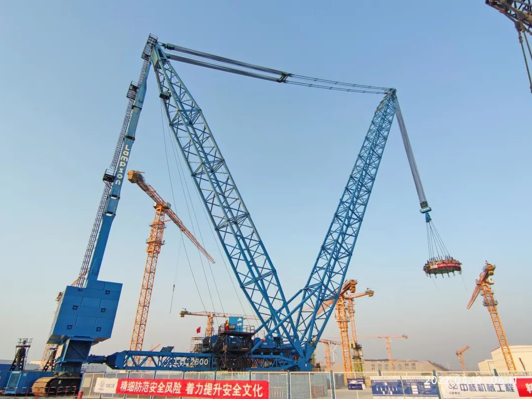 中核机械工程LTL-2600T履带吊完成徐大堡3号机组重要部件吊装