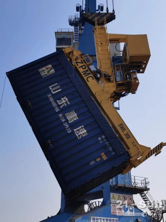 ZPMC零改造无缆倾转吊具助码头“虎”力全开