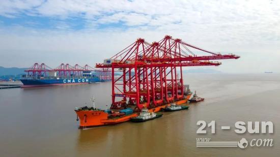 宁波梅东公司再添4台远控自动化桥吊，提前2天完成卸船任务！