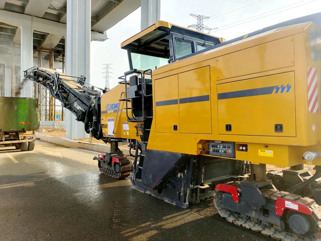 徐工大型铣刨机XM2005K在兰州中川国际机场进行路面施工