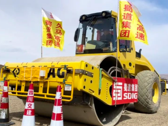 用科技护安全，让安全保生产——久马高速LM2-1项目率先采用全新升级压路机智能预警防护系统