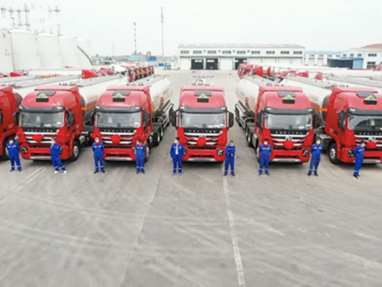 上汽红岩 | 杰狮C6危化品牵引车批量交付东营用户