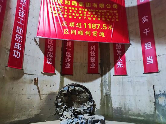国内首次！徐工助力超千米大直径新材料顶管工程顺利贯通！