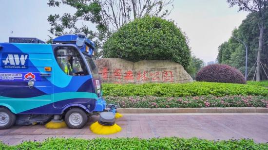 “无人驾驶”智能清扫车在生态科技岛“打卡上班”！