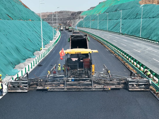 飞·快出行|徐工助力鄂州机场高速公路再提速