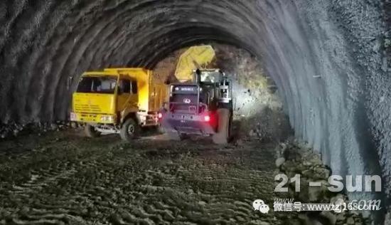 山东临工L975F侧卸装载机助力渝黔高铁
