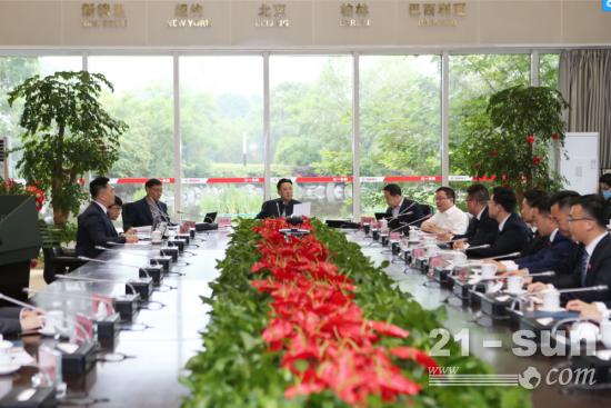 <em>梁稳根</em>内部授课：成功的道路并不拥挤