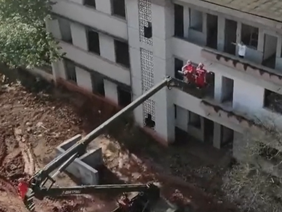 高空作业车分为两个操作平台，可自由切换