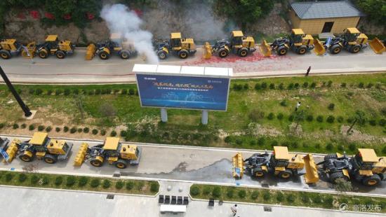 徐工轮式装载机批量交车仪式在洛南环亚源生态岛举行