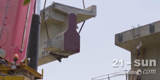 “基建狂魔”再创奇迹！世界首条环沙漠铁路建成运行