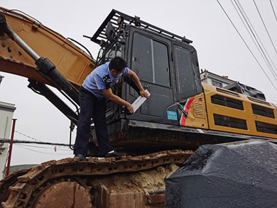 浙江衢州：两地联手 雨中扣押挖掘机