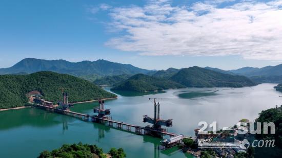 “白鹭”展翅 | 徐工塔机助建池黄铁路太平湖特大桥