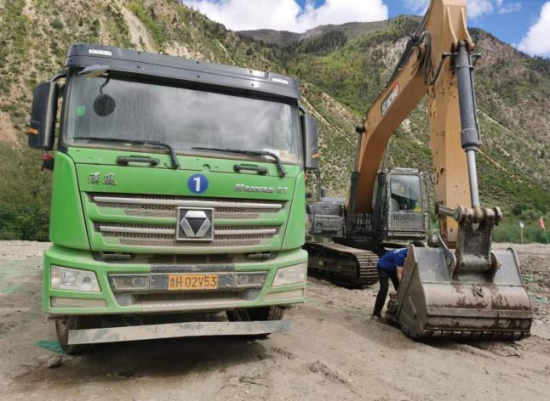 海拔3700米，道路中断！他驾着挖机去修车