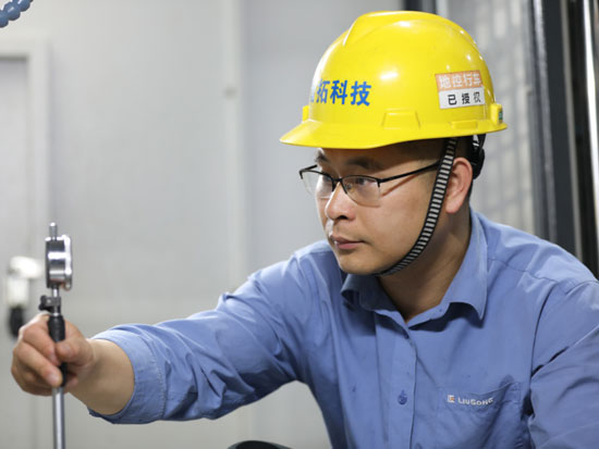 柳工坚守一线 跟“丝毫”较劲的拼命三郎