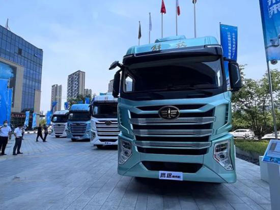 带厕所、能洗澡的重卡谁能不爱？房车一体化的解放鹰途生活舱售价56.9万元