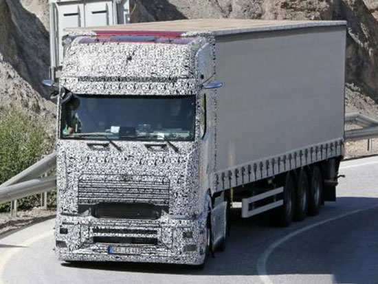 底盘前移、前脸更圆滑，奔驰新一代Actros谍照爆出