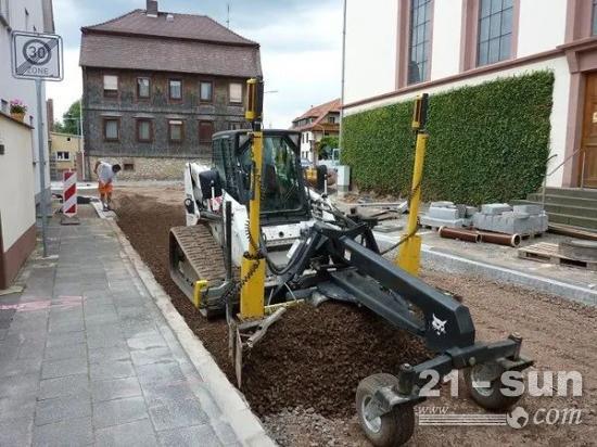 推平碾压，山猫滑移装载机一机搞定！