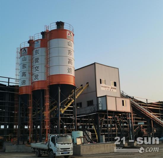 山推建友产品助力东青高速改扩建项目建设