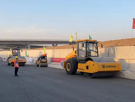 柳工路机走在前端，成套设备助力各道路施工！