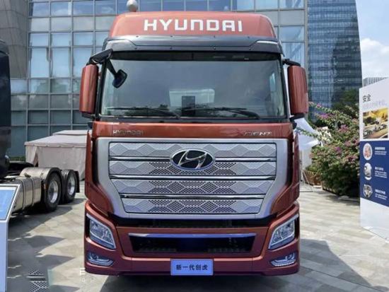 全新铠甲前脸，做工品质不输同级欧洲车型，新一代现代创虎牵引车实拍