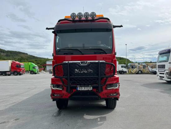 8x8驱动，还配了电子后视镜，这台曼恩TGS自卸车真豪横