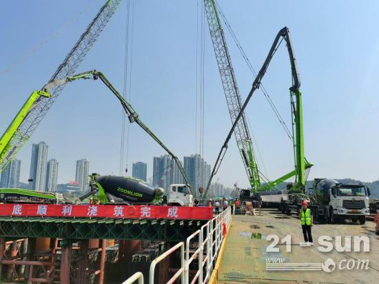 集结江畔火力全开！中联重科“小绿军团”助建湖南最大单体跨河大桥