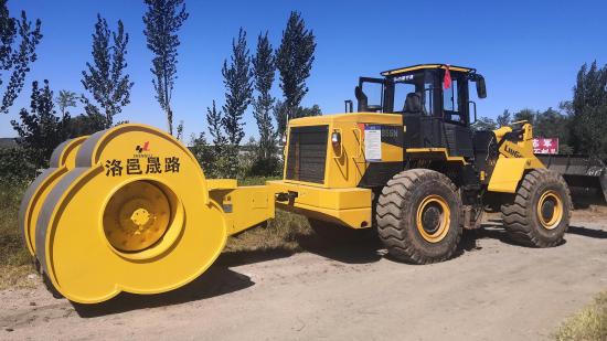 看冲击压路机冲击式压路机在装载机带动下如何嗨起来