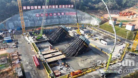 助建又一“世界首座”，中联重科ZCC1500V履带吊鏖战长江新地标