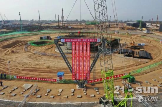 中联重科履带吊助力世界首座“五塔合一”百万机组蒙皮内置钢结构间冷塔首吊施工