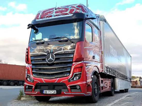 名为“孤星”，配单人生活舱，适合一个人开的奔驰Actros L旗舰卡车实拍