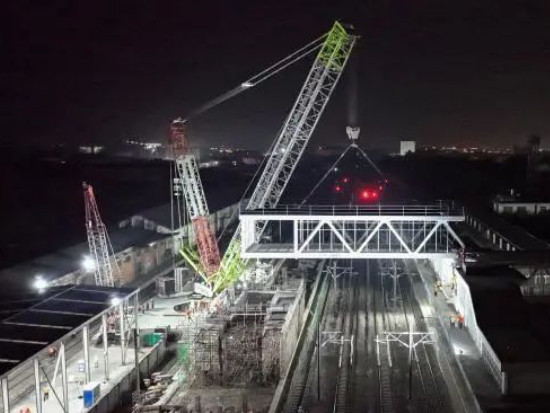 横跨4条铁路线，中联重科履带式起重机助力南昌南站天桥吊装成功