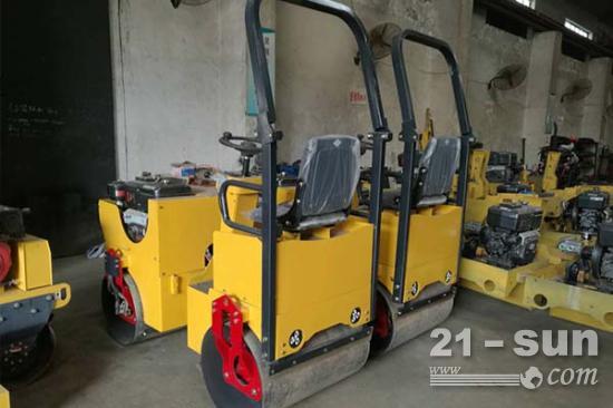 小型压路机冒黑烟如何处理？