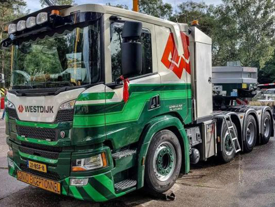 低顶驾驶室+8x4驱动，如此特殊的斯堪尼亚P 500牵引车你见过吗？