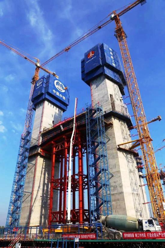 江上飞虹！徐工泵车参建国内最大跨度悬索桥