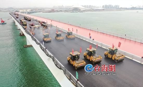 揭秘翔安大桥主桥路面如何铺装 摊铺机压路机用上了“无人驾驶”