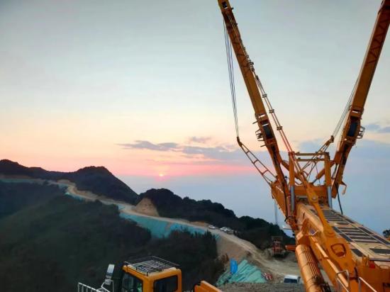徐工XCA2600从平原来到高原山地——这里海拔超2000米！