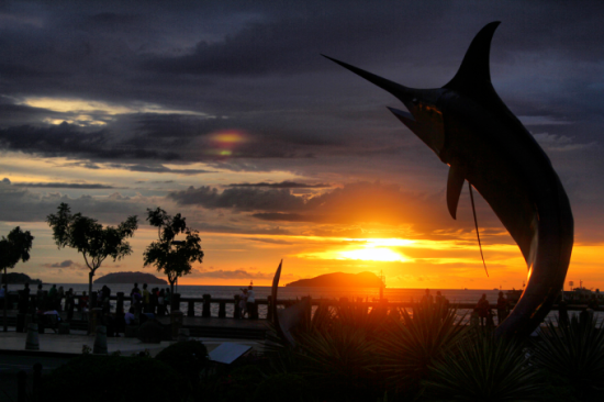 在一年四季都没有台风的小岛，徐工XGC320干了个大项目